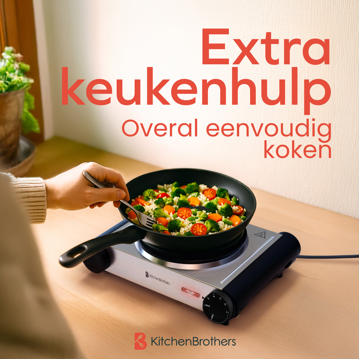 Hand holding a fork over a pan of vegetables on a silver hot plate. Text: Extra keukenhelp.