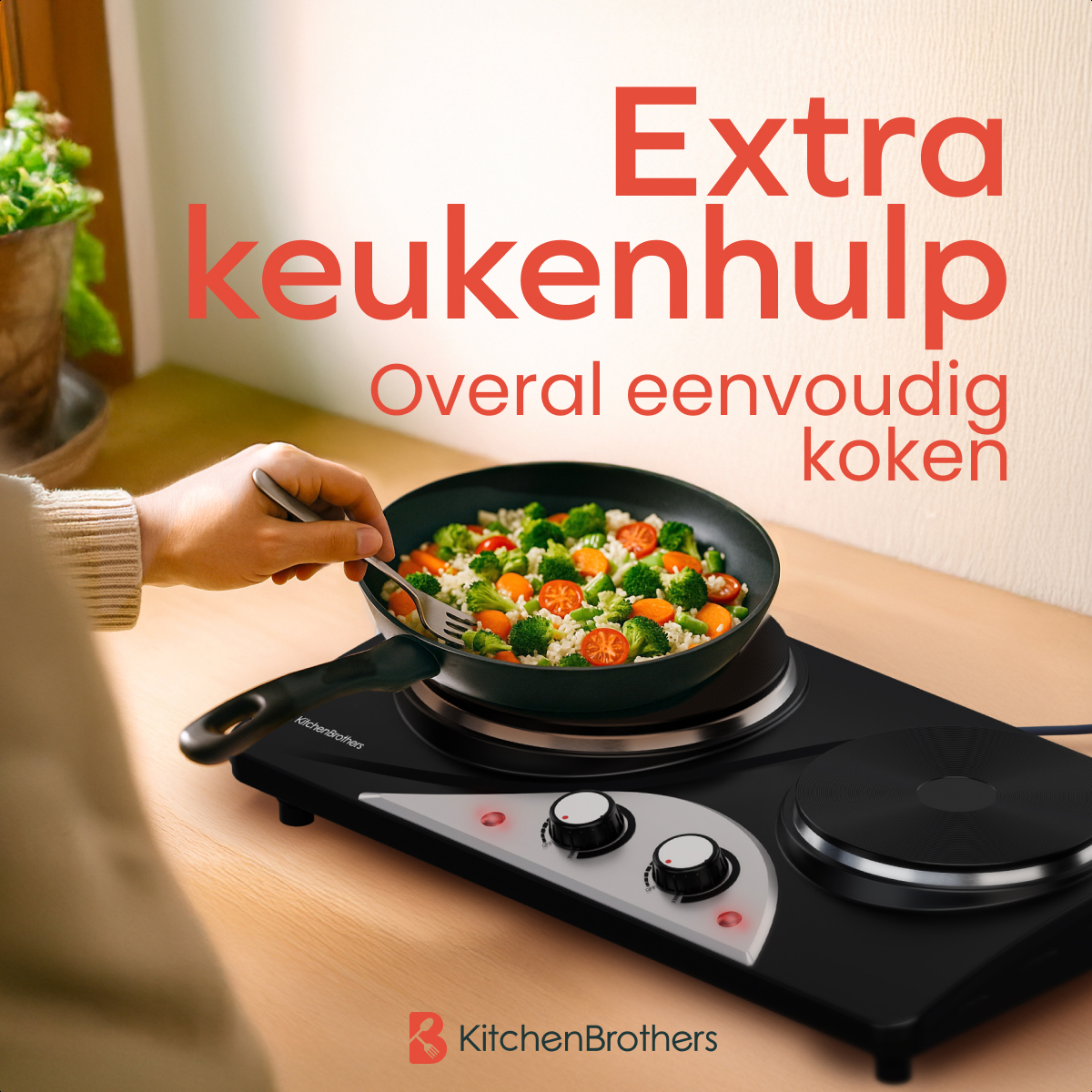 Hand holding a fork over a pan of vegetables on a double hot plate. Text: Extra keukenhelp.