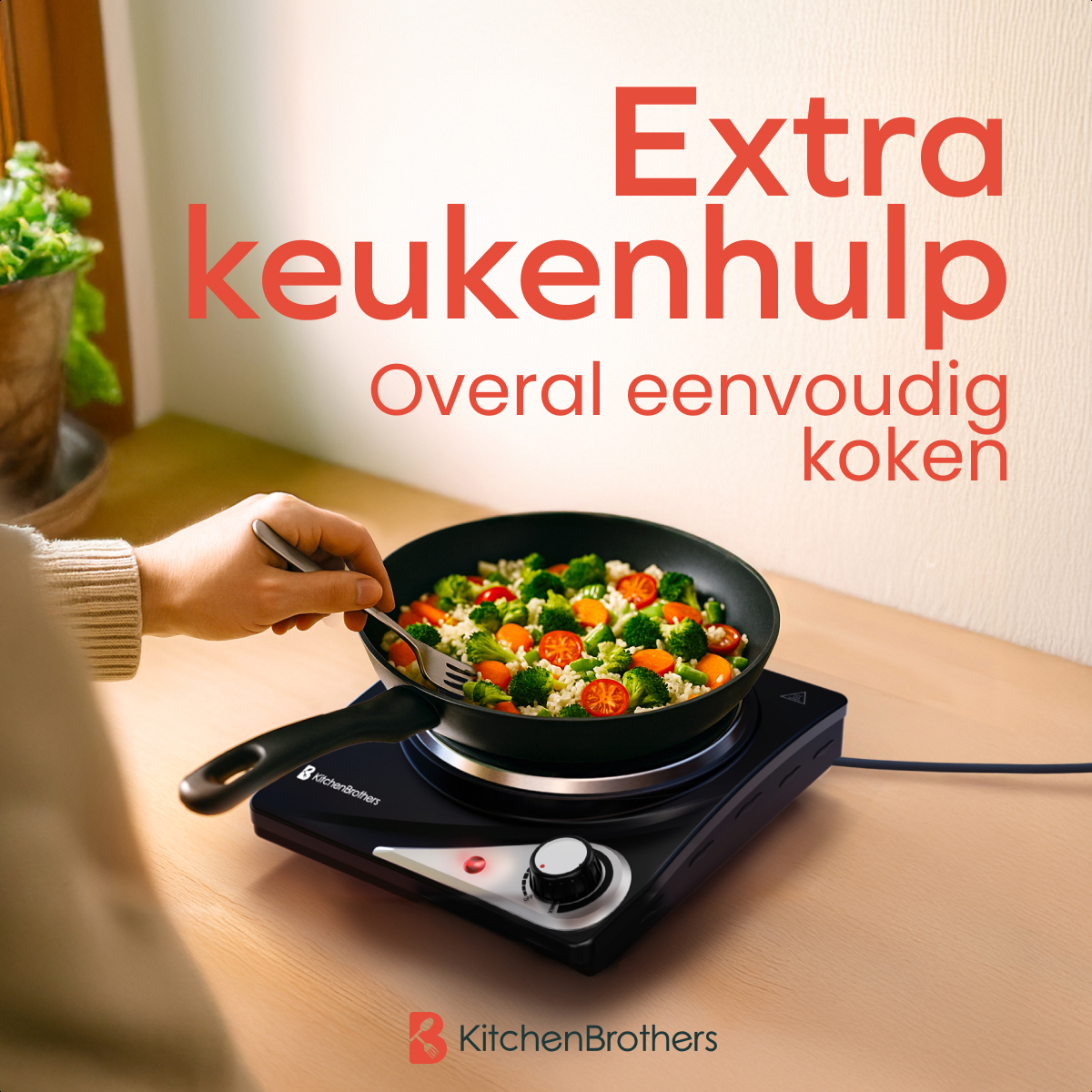 Hand holding a fork over a pan of vegetables on a black hot plate. Text: Extra keukenhelp.