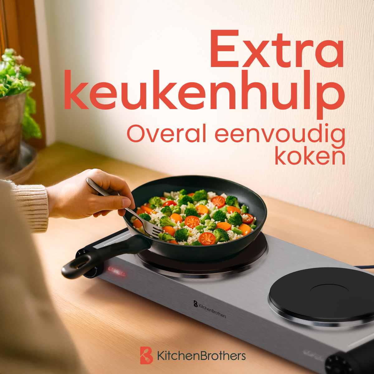 Hand using a fork to stir vegetables in a pan on a silver hot plate. Text: Extra keukenhelp.