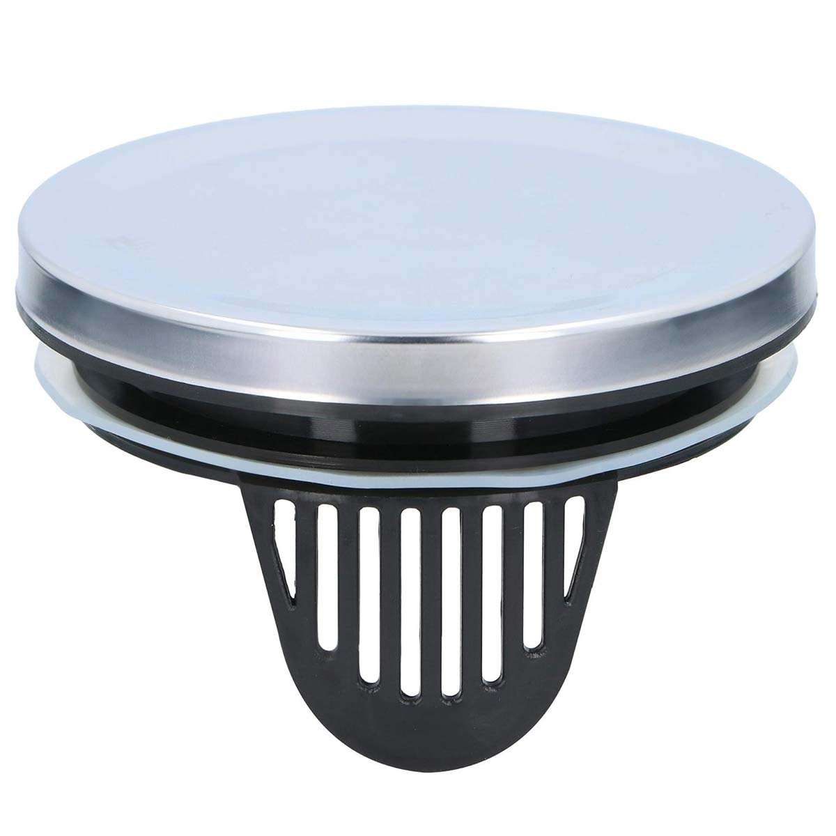 Un coperchio di scarico metallico, circolare, con un filtro in plastica nera sottostante. Il design è per un lavandino.