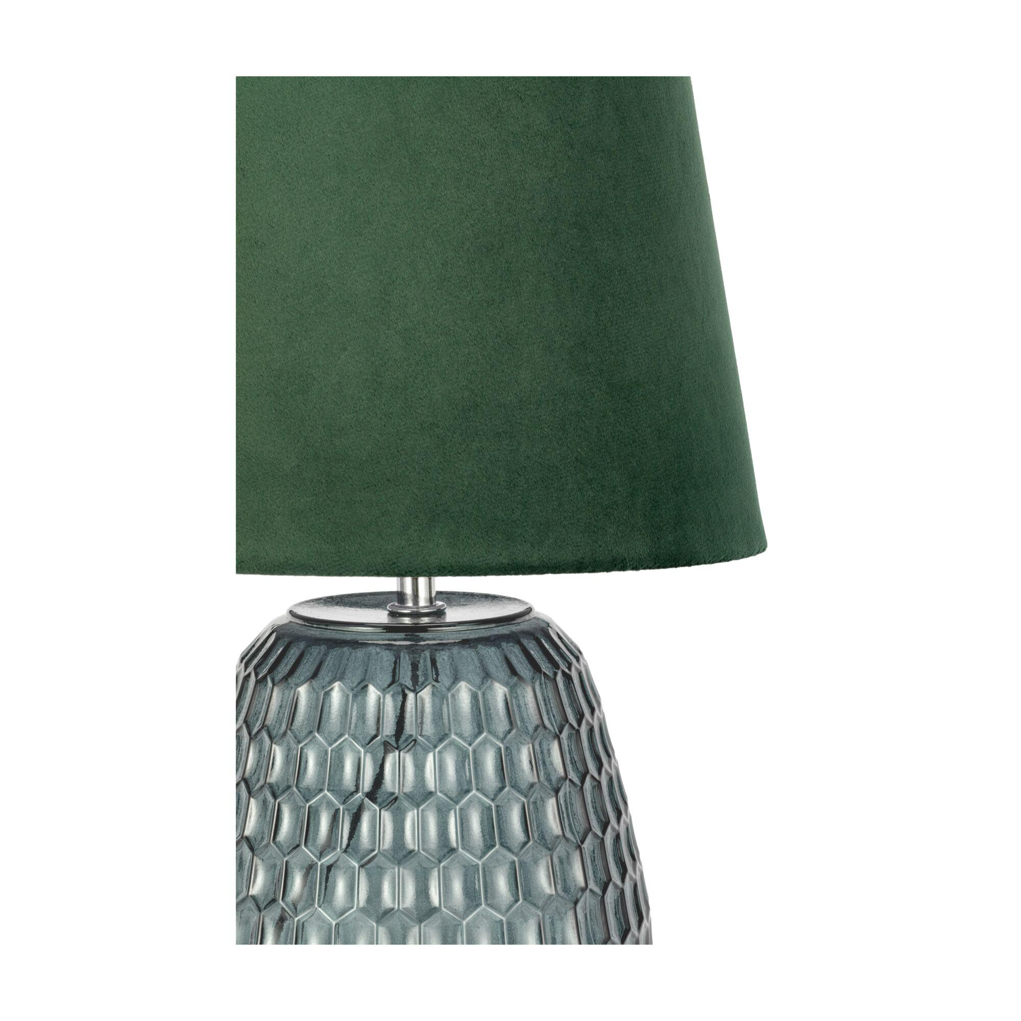 Lampa stołowa z zielonym kloszem i szarą, wzorzystą podstawą.