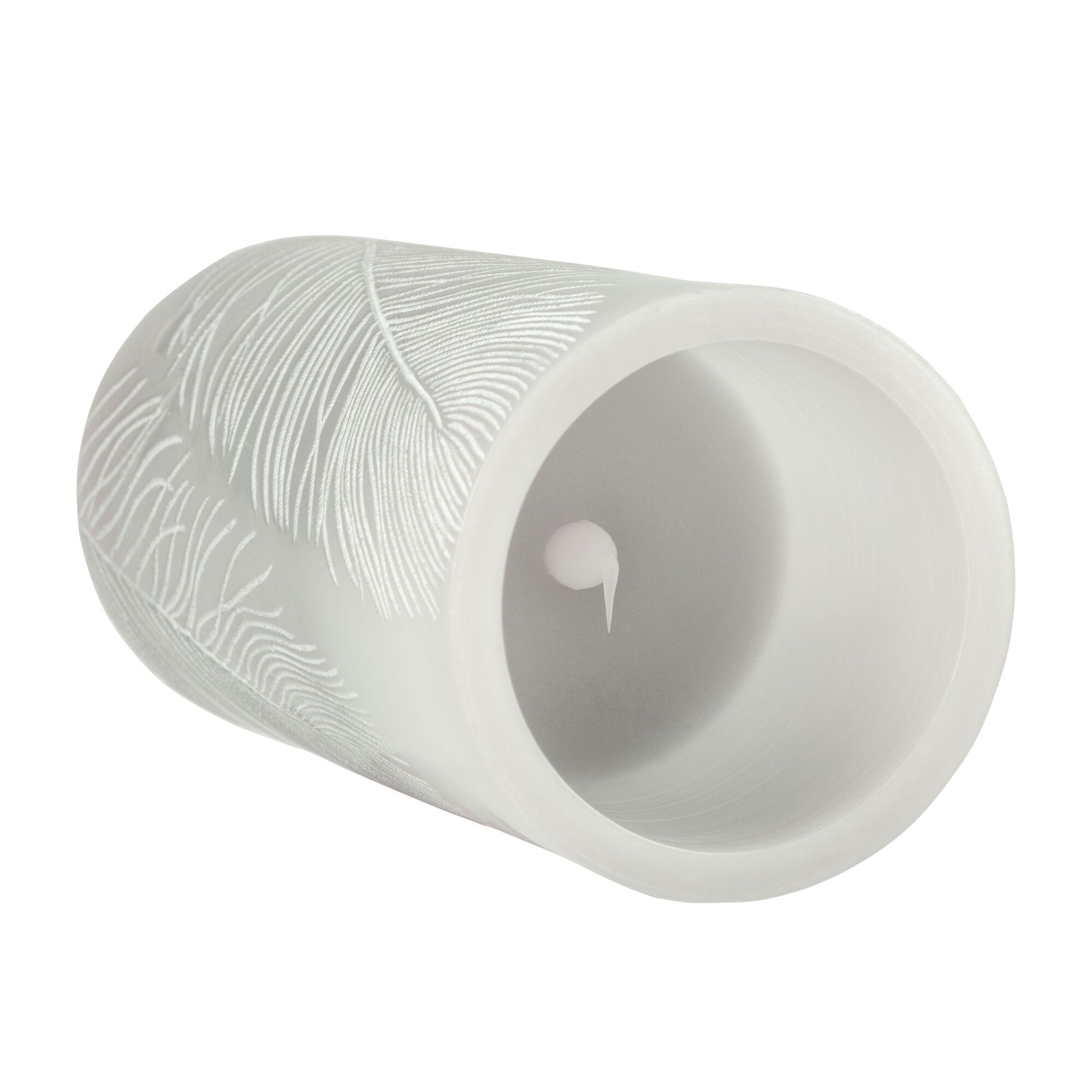 Biała świeca z wzorami piór i zapalonym płomieniem. Białe tło.