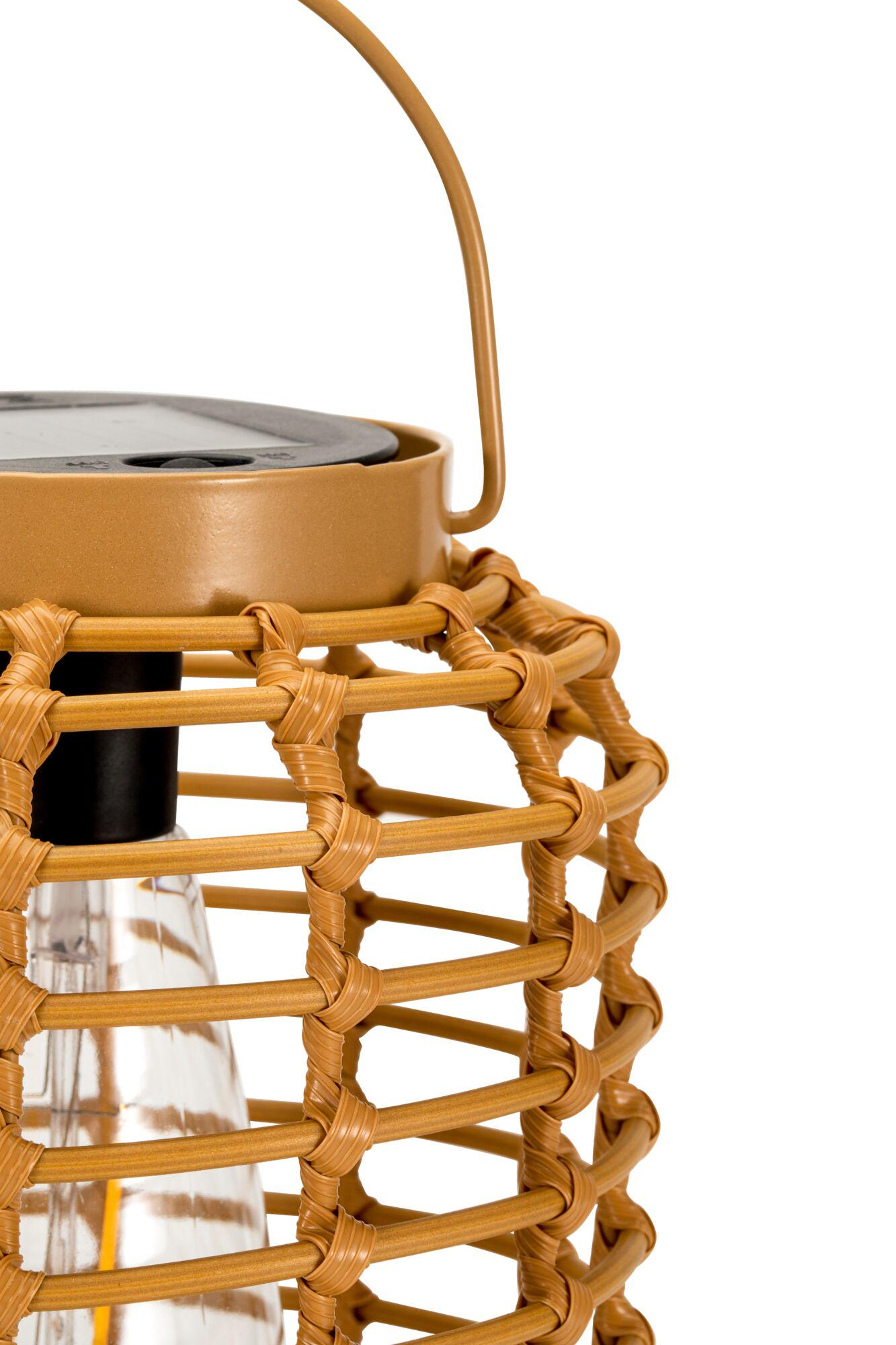 Lampion z plecioną ramą z rattanu, uchwytem i żarówką. Białe tło.