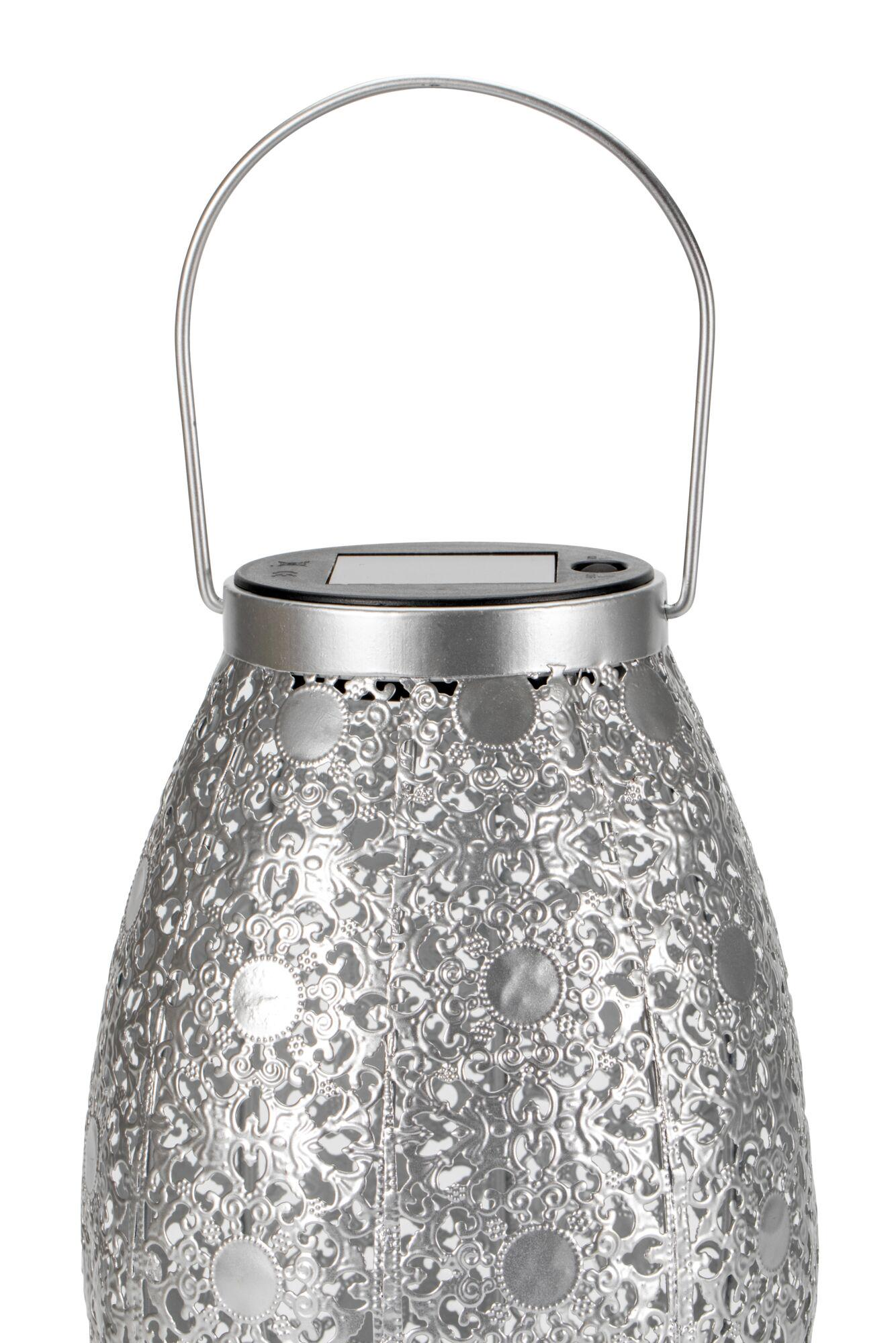 Srebrny lampion z uchwytem i dekoracyjnym wzorem. Białe tło.