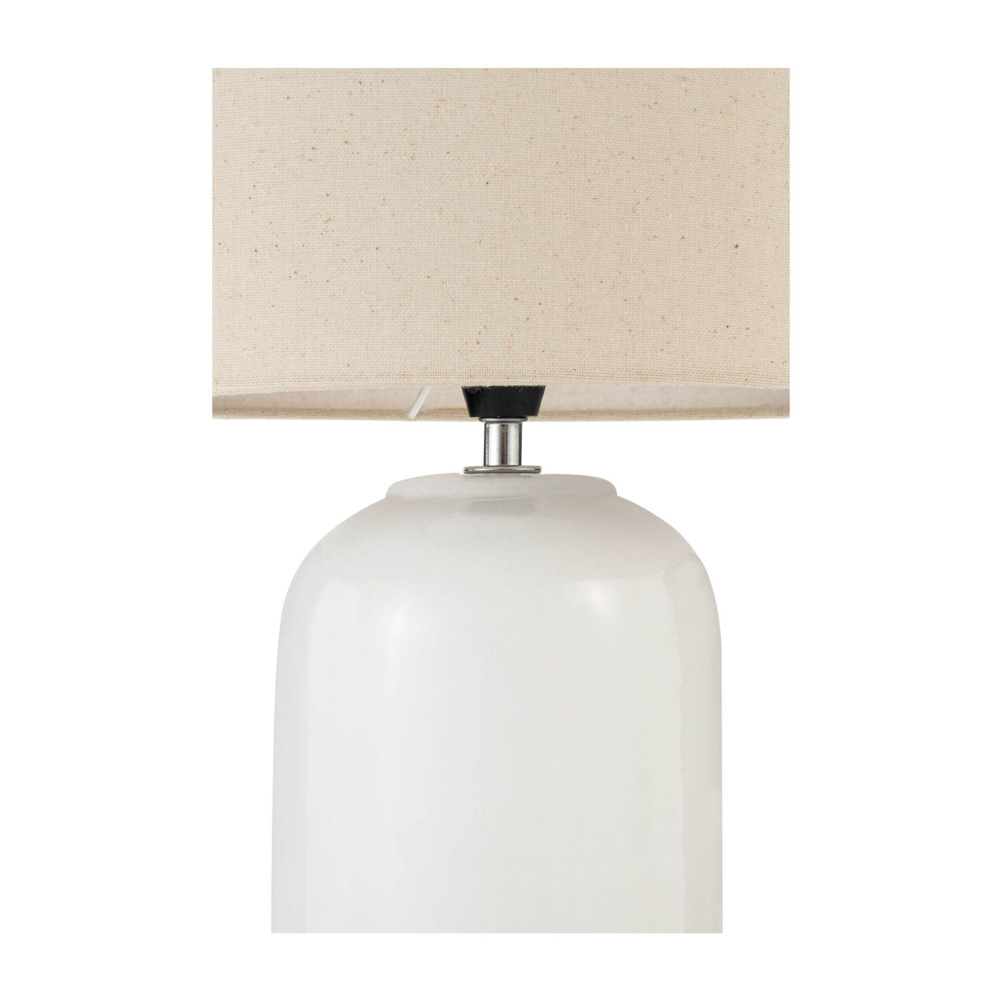 Biała podstawa lampy z beżowym abażurem, chromowane mocowanie.