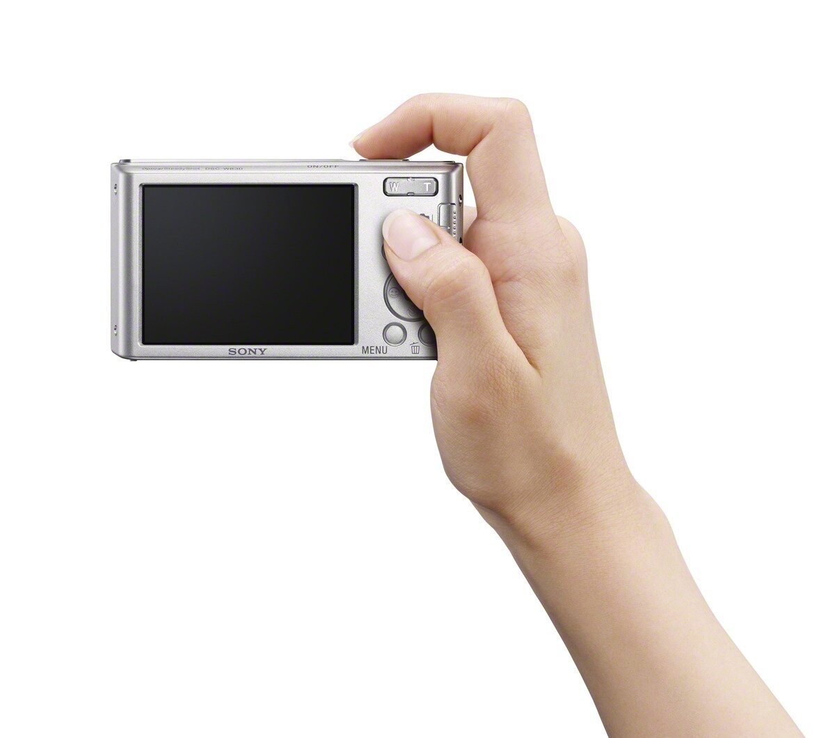 Eine Hand hält eine silberne Sony-Kamera, der Bildschirm zeigt zum Betrachter, auf weißem Hintergrund.