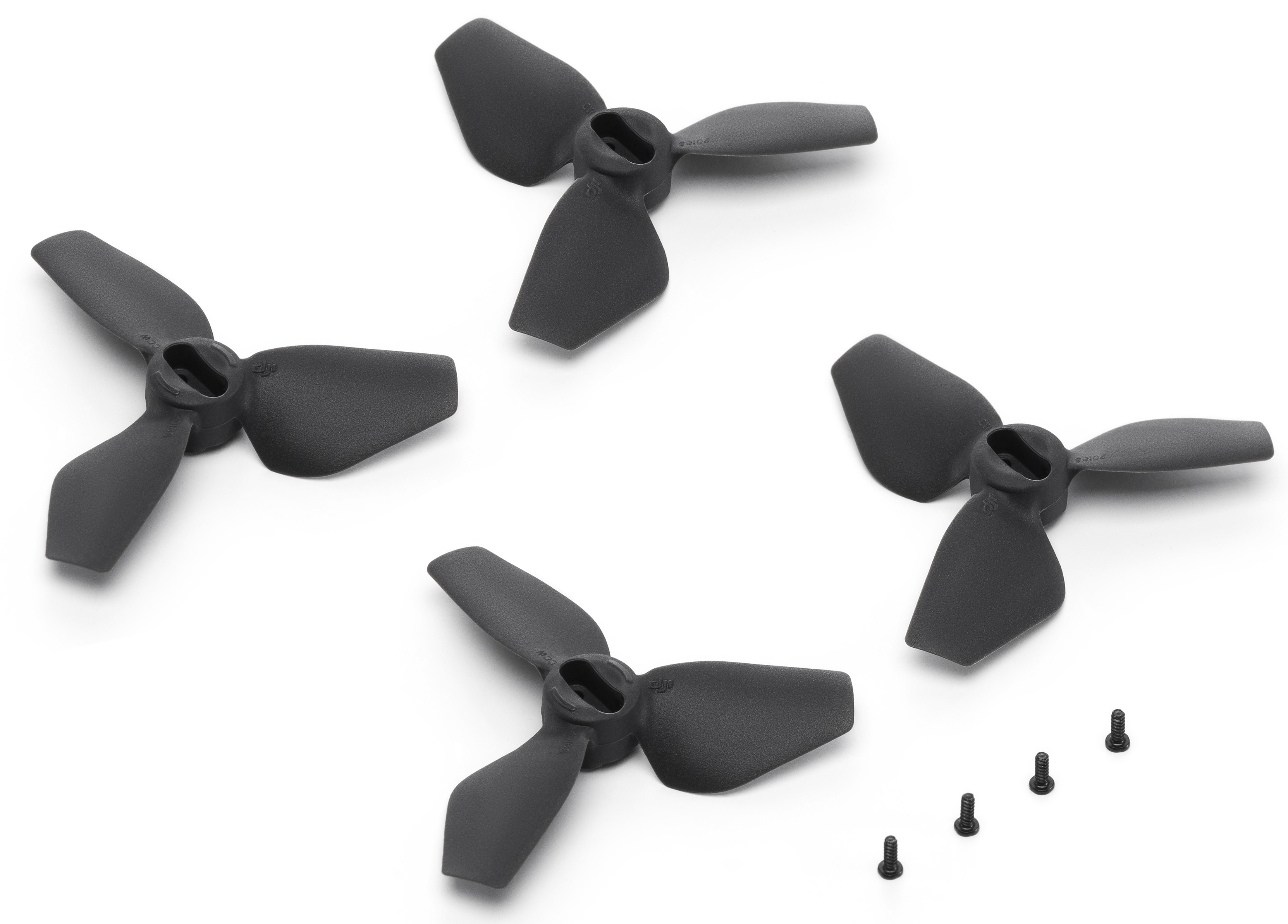 Cuatro hélices negras para drones y cuatro tornillos sobre fondo blanco. Cada hélice tiene tres aspas y un buje central.