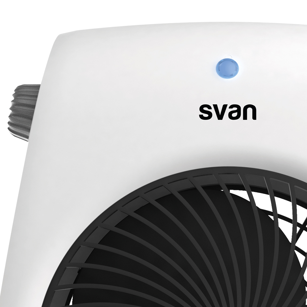 Primer plano de un ventilador blanco con aspas negras. La palabra 'svan' está encima de una rejilla negra.