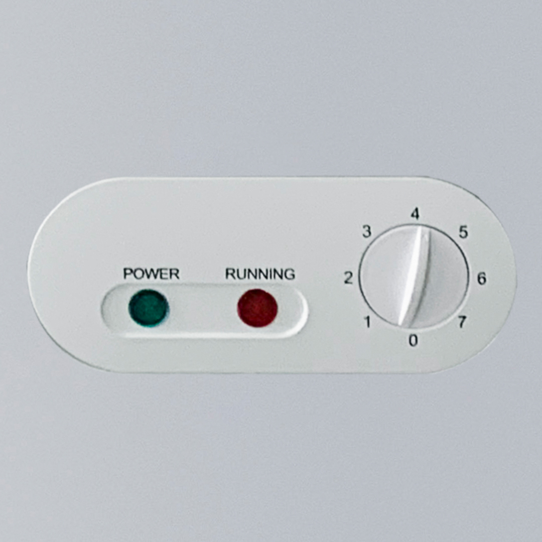 Primer plano de un panel de control con luces indicadoras de encendido y funcionamiento, y un dial numerado del 0 al 7.