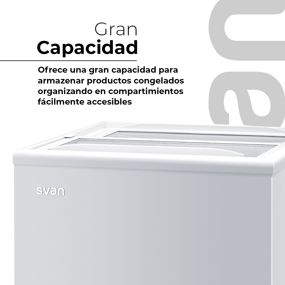 Congelador blanco con texto 'Gran Capacidad'. El texto describe su gran capacidad de almacenamiento.
