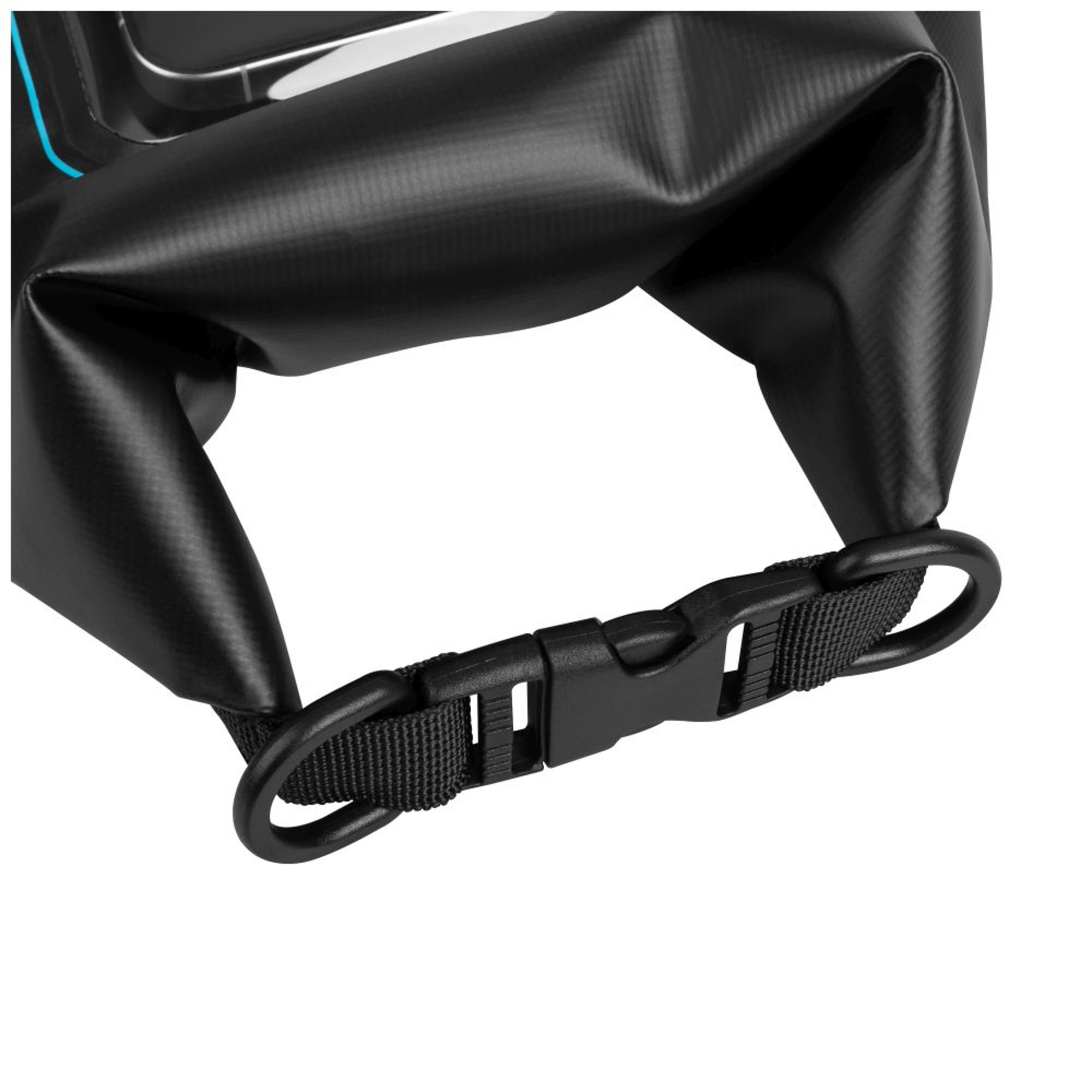 Nahaufnahme der Schnalle und des Riemens einer schwarzen wasserdichten Tasche. Das Material ist strukturiert und matt.
