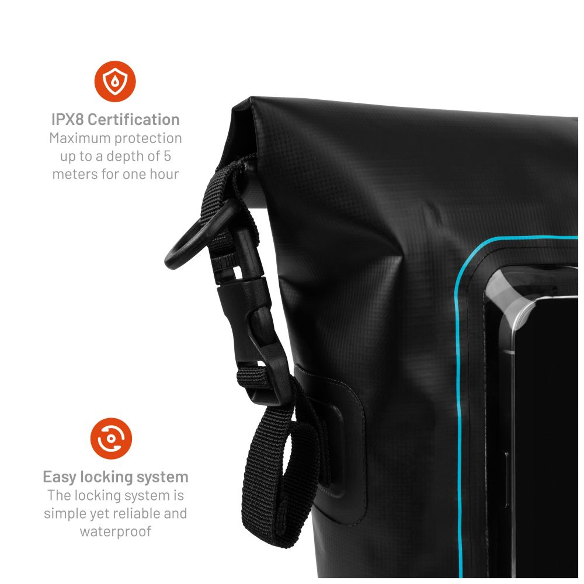 Nahaufnahme einer schwarzen wasserdichten Tasche mit IPX8-Zertifizierung und Details des einfachen Verschlusssystems.