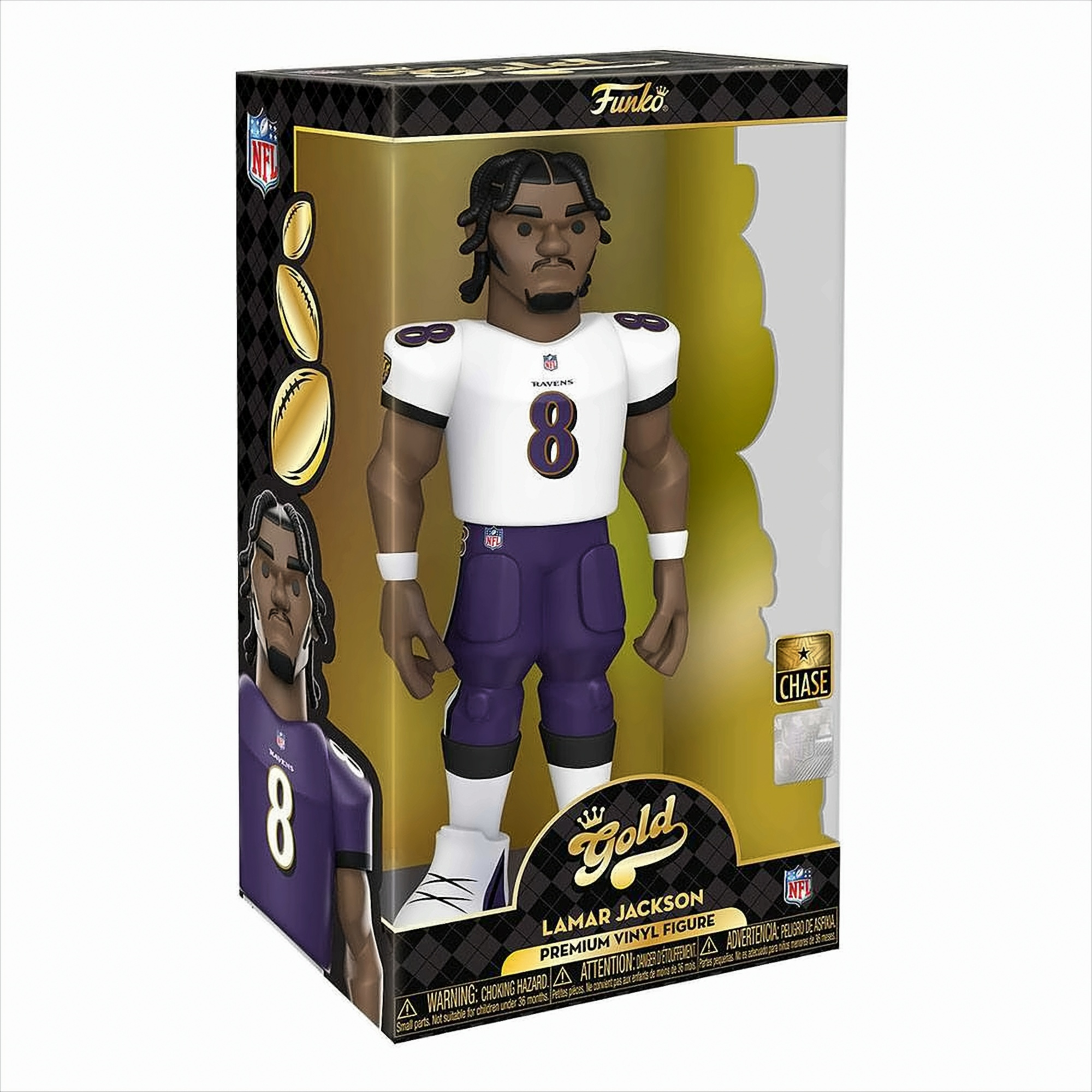 Lamar Jackson Figur in weißer Ravens-Uniform, in einer Box. Figur hat die Nummer 8. Box hat goldene Akzente und Fußbälle.