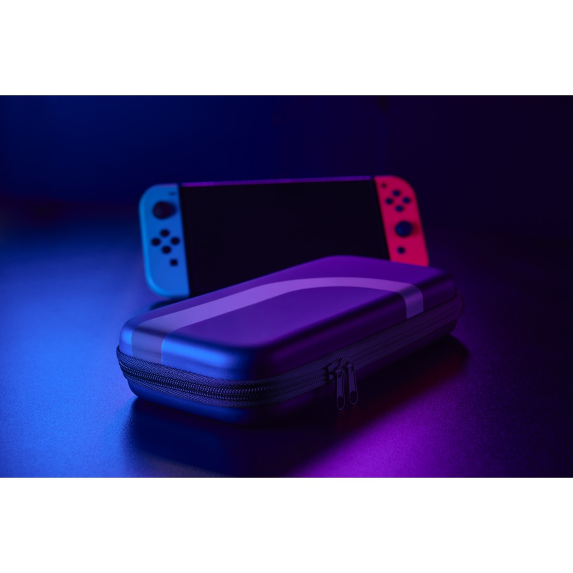 Ein geschlossener Koffer vor einer Nintendo Switch, blaue und violette Lichter.
