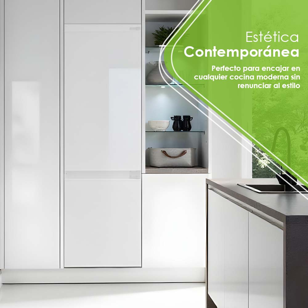 Gabinete de cocina blanco con refrigerador empotrado. Estante interior con objetos visibles. Estética moderna.