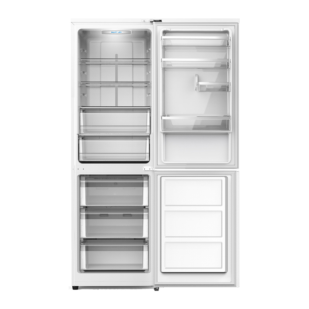 Un refrigerador blanco con puertas abiertas. Se ven estantes, cajones y compartimentos.