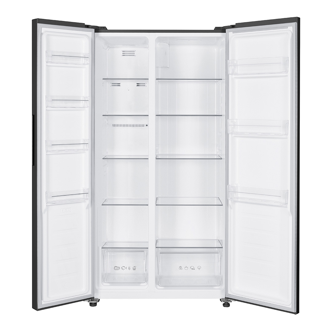 Refrigerador lado a lado abierto. Interior con estantes y cajones. Puertas negras, interior blanco.
