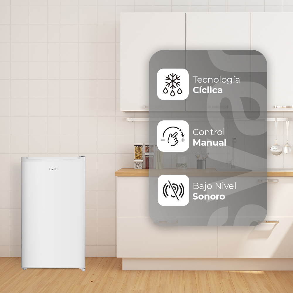 Un refrigerador Svan blanco con infografías a la derecha, en un entorno de cocina con gabinetes blancos y detalles de madera clara.