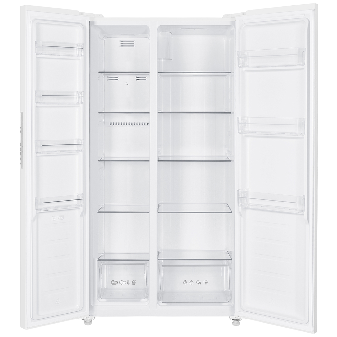 Otwarta biała lodówko-zamrażarka z widocznymi półkami i szufladami. Jest pusta i gotowa do wypełnienia.