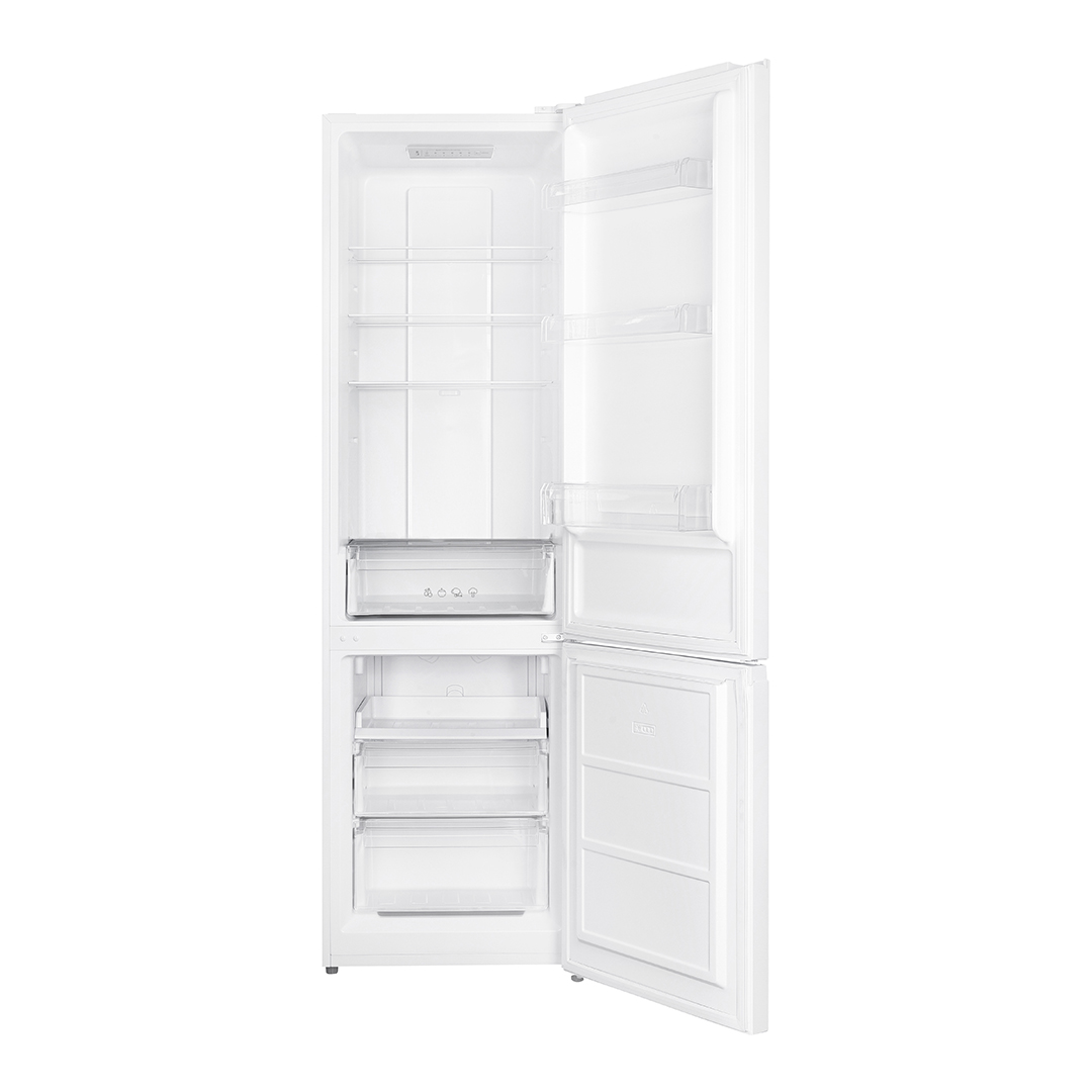 Interior de refrigerador blanco abierto. Se ven estantes, cajones y un congelador. La puerta está abierta.