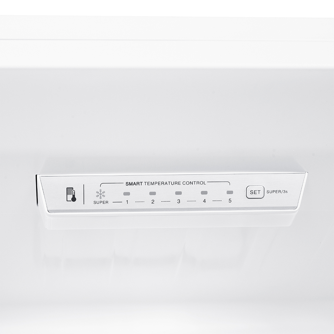Primer plano de la pantalla digital de un refrigerador blanco. Muestra controles de temperatura y la función 'super'.