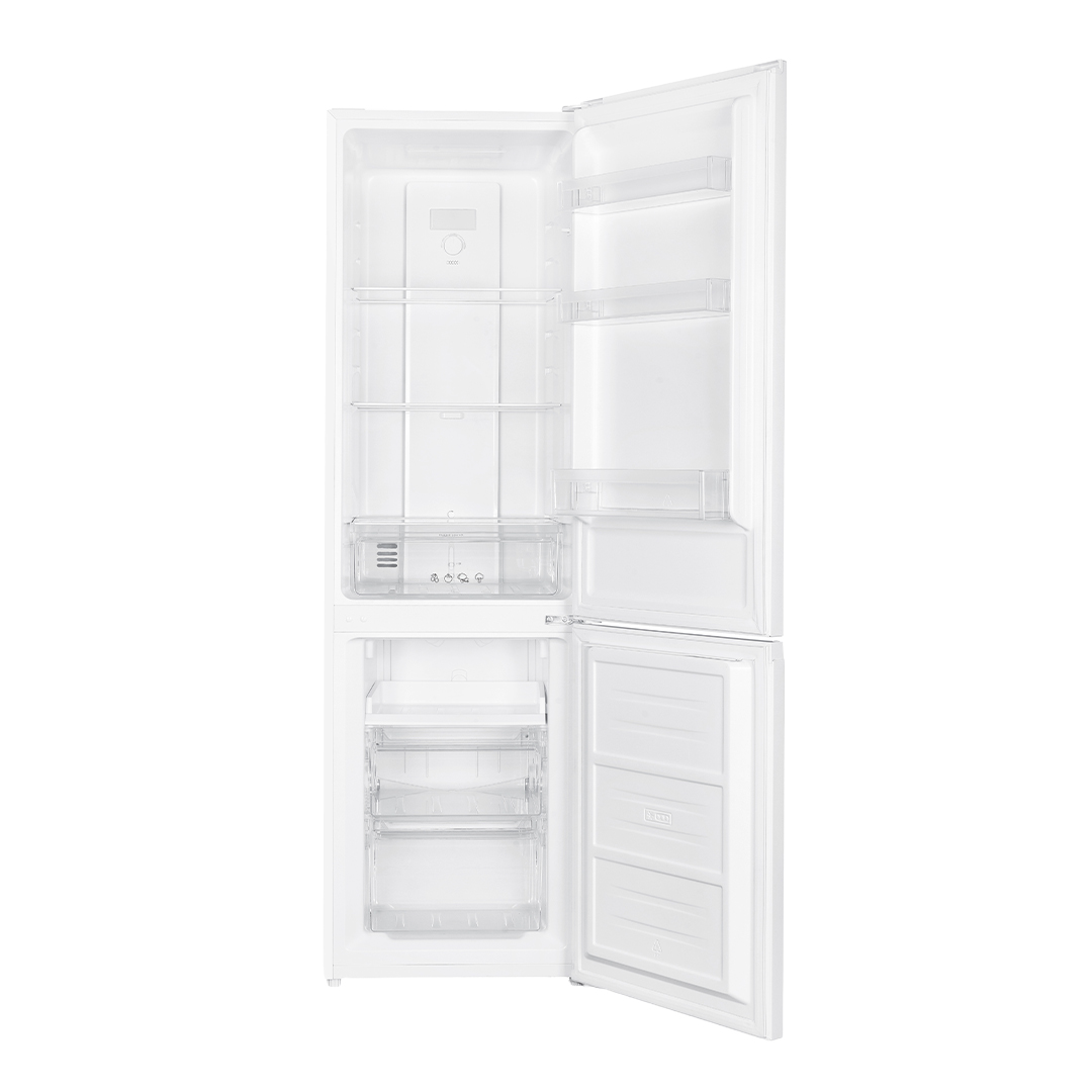 Interior de refrigerador blanco abierto. Se ven estantes, cajones y un congelador. La puerta está abierta.