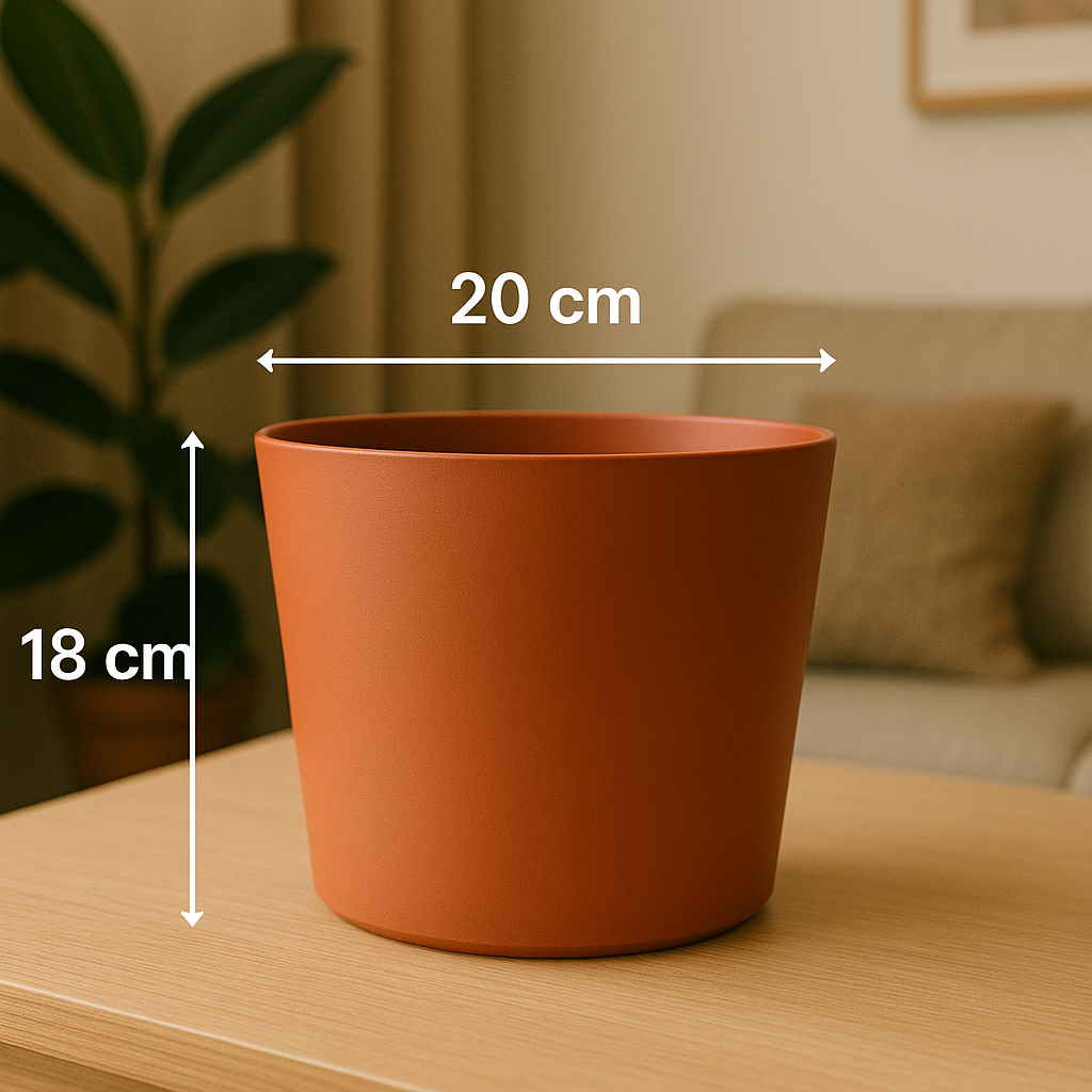 Een terracotta pot, 20 cm breed en 18 cm hoog, op een tafel, met een plant erin.