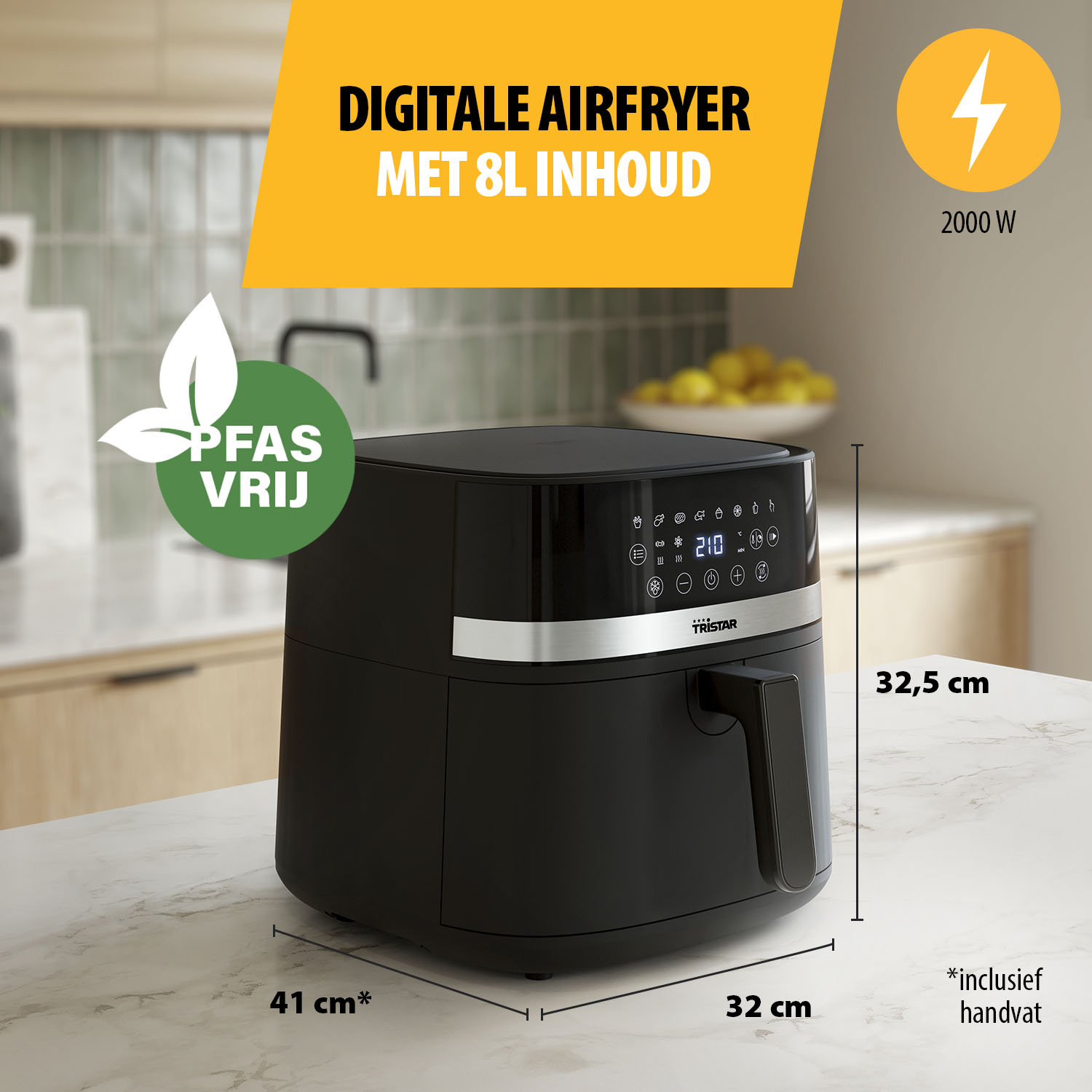 Zwarte digitale airfryer met afmetingen op een wit aanrechtblad, citroenen op de achtergrond.