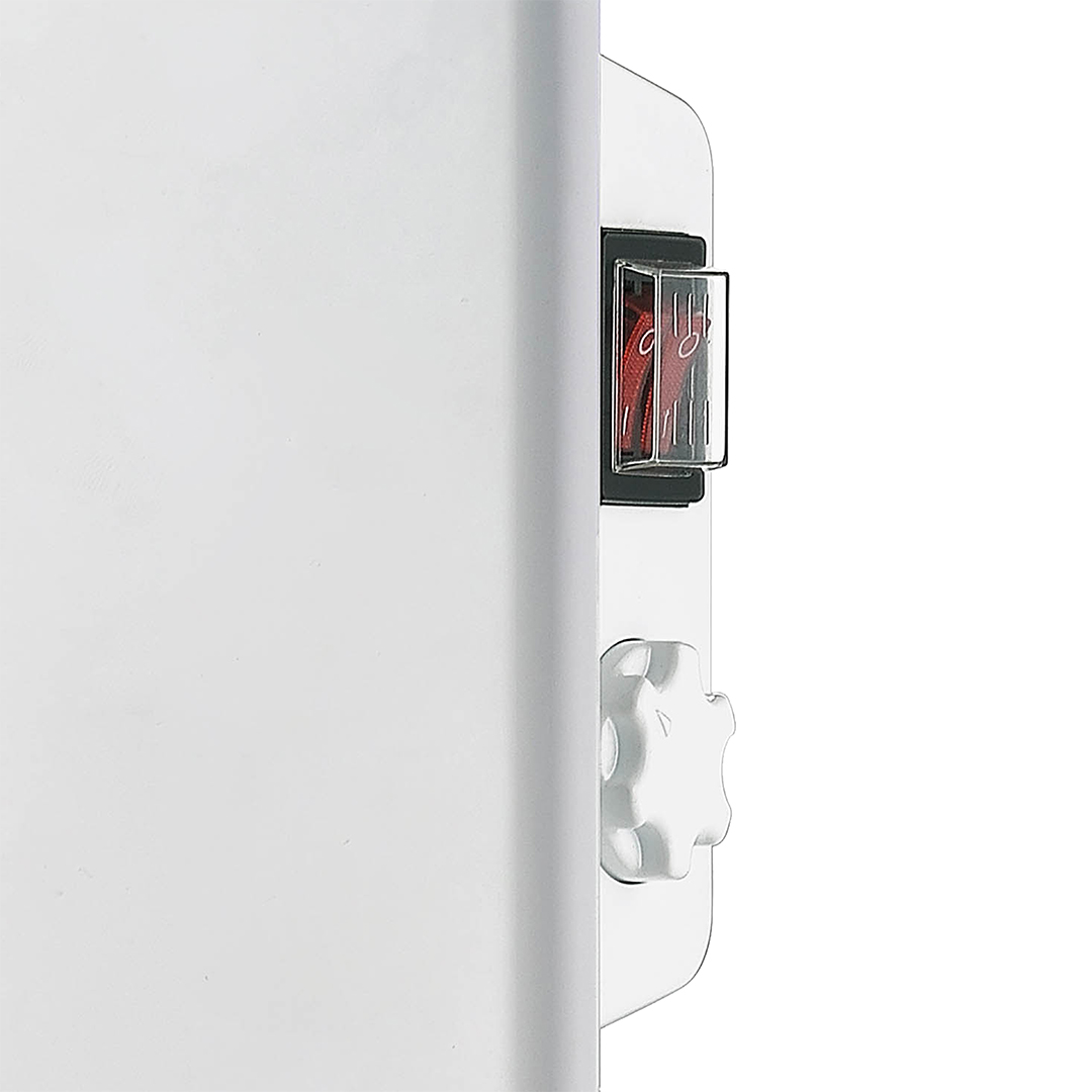 Primer plano de un interruptor y un dial en un calefactor blanco.