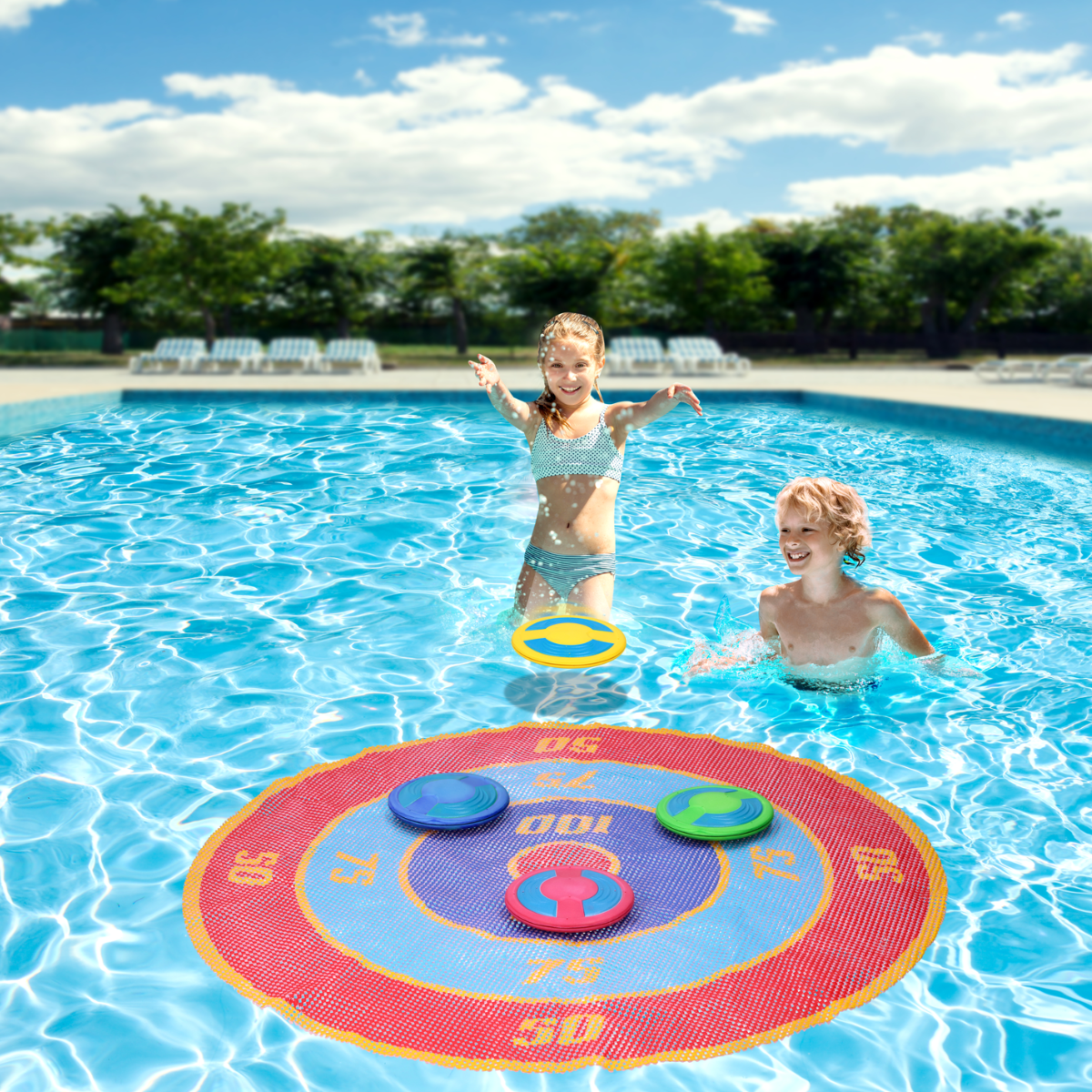 Kinderen spelen een spel in een zwembad. Ze gooien schijven naar een doelwit in het water.