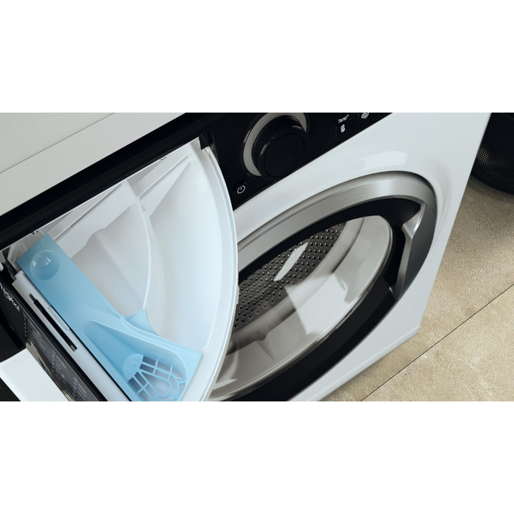 Primo piano di una lavatrice bianca con un dispenser di detersivo aperto, che mostra l'interno e i dettagli del design.