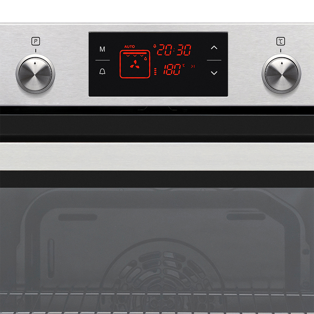 Primer plano del panel de control del horno con pantalla digital.