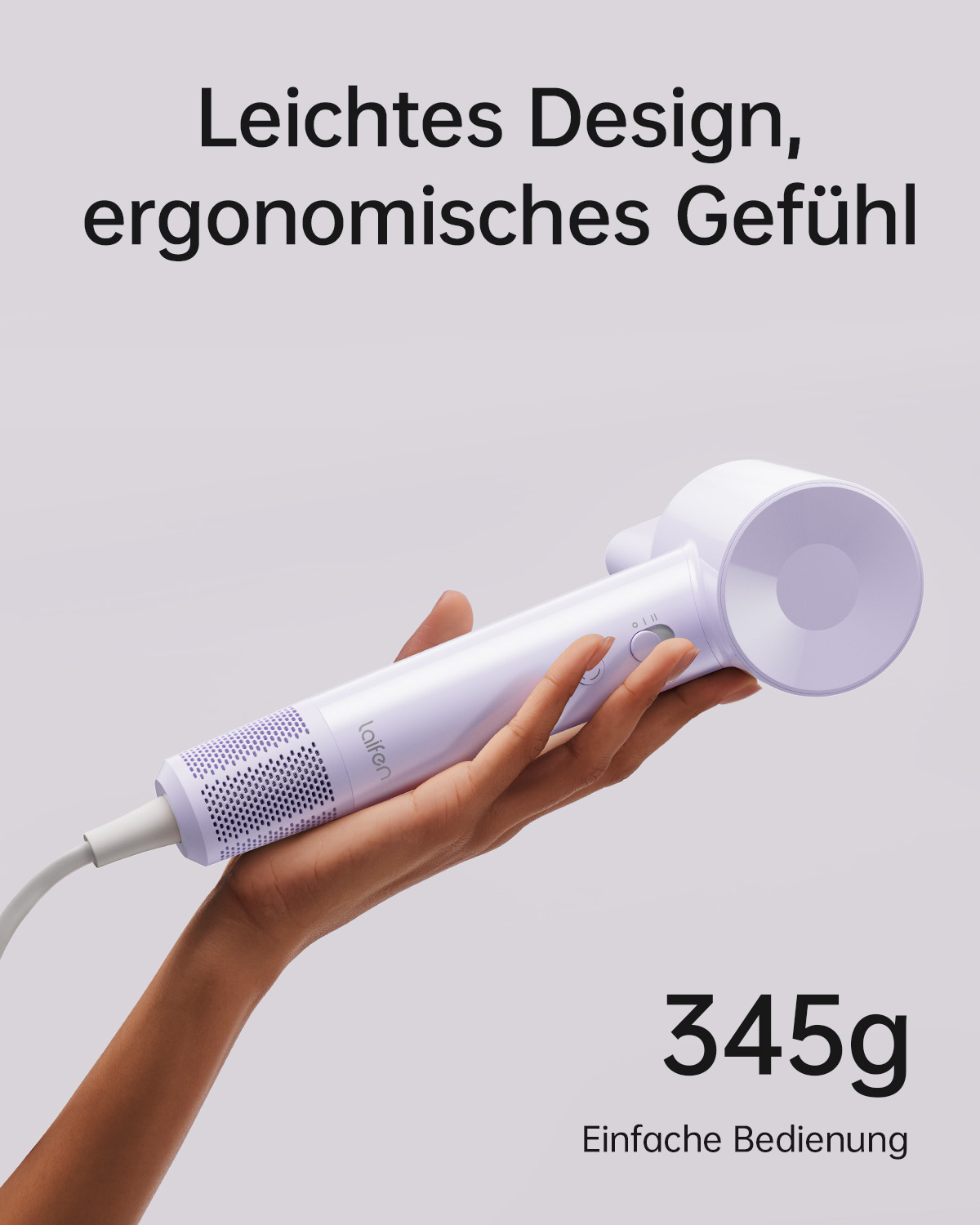 Eine Hand hält einen helllila Haartrockner.