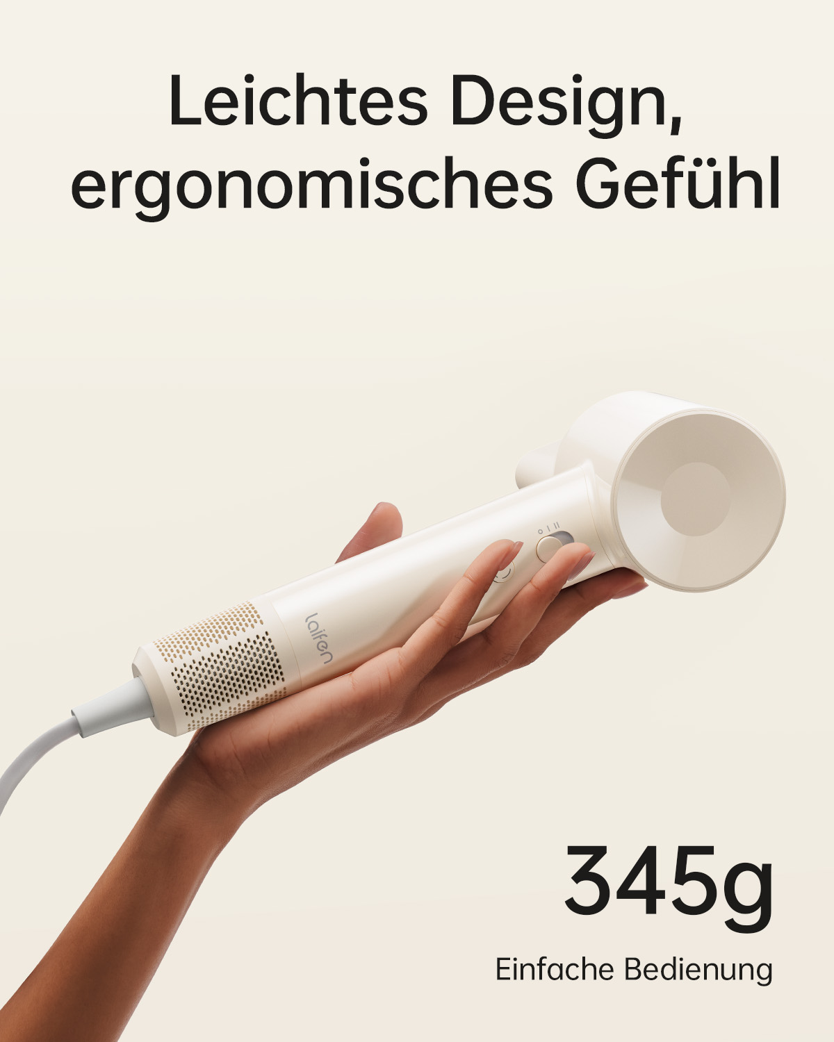 Eine Hand hält einen weißen Laifen-Haartrockner und präsentiert sein leichtes Design und seine ergonomische Haptik.