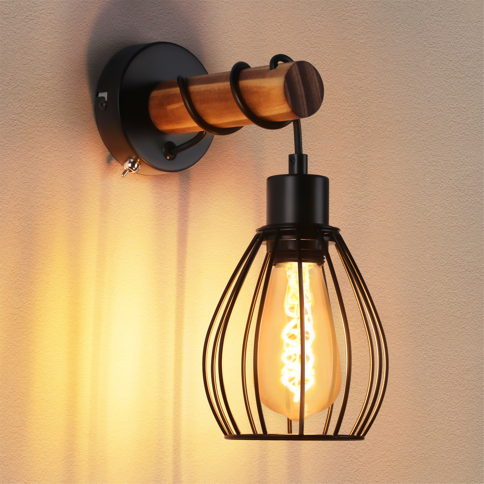 Una lampada da parete con un design a gabbia decorativo e una lampadina Edison. La lampada è accesa.