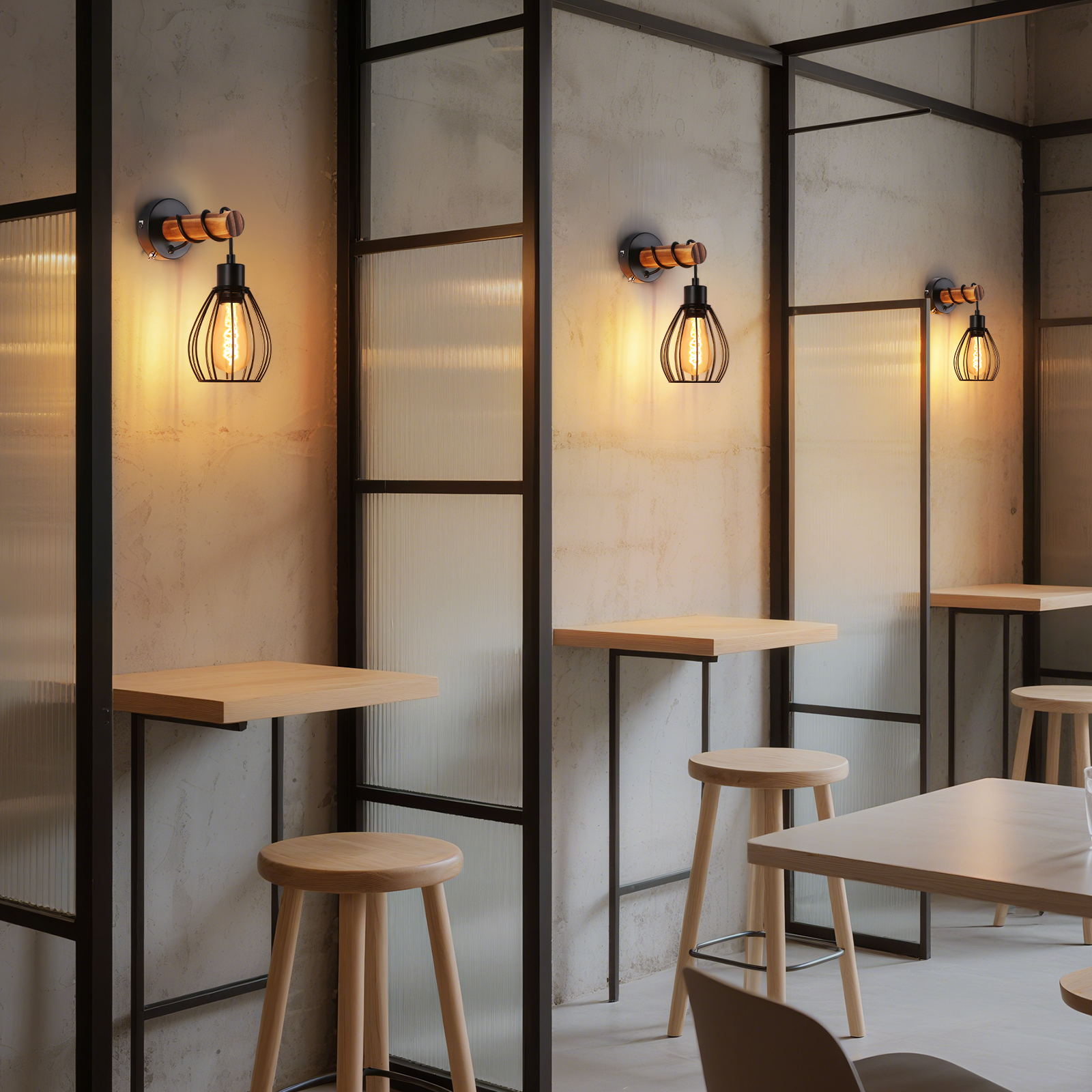 Interno di un bar con tre applique, tavoli in legno e sgabelli. Parete divisoria in vetro.