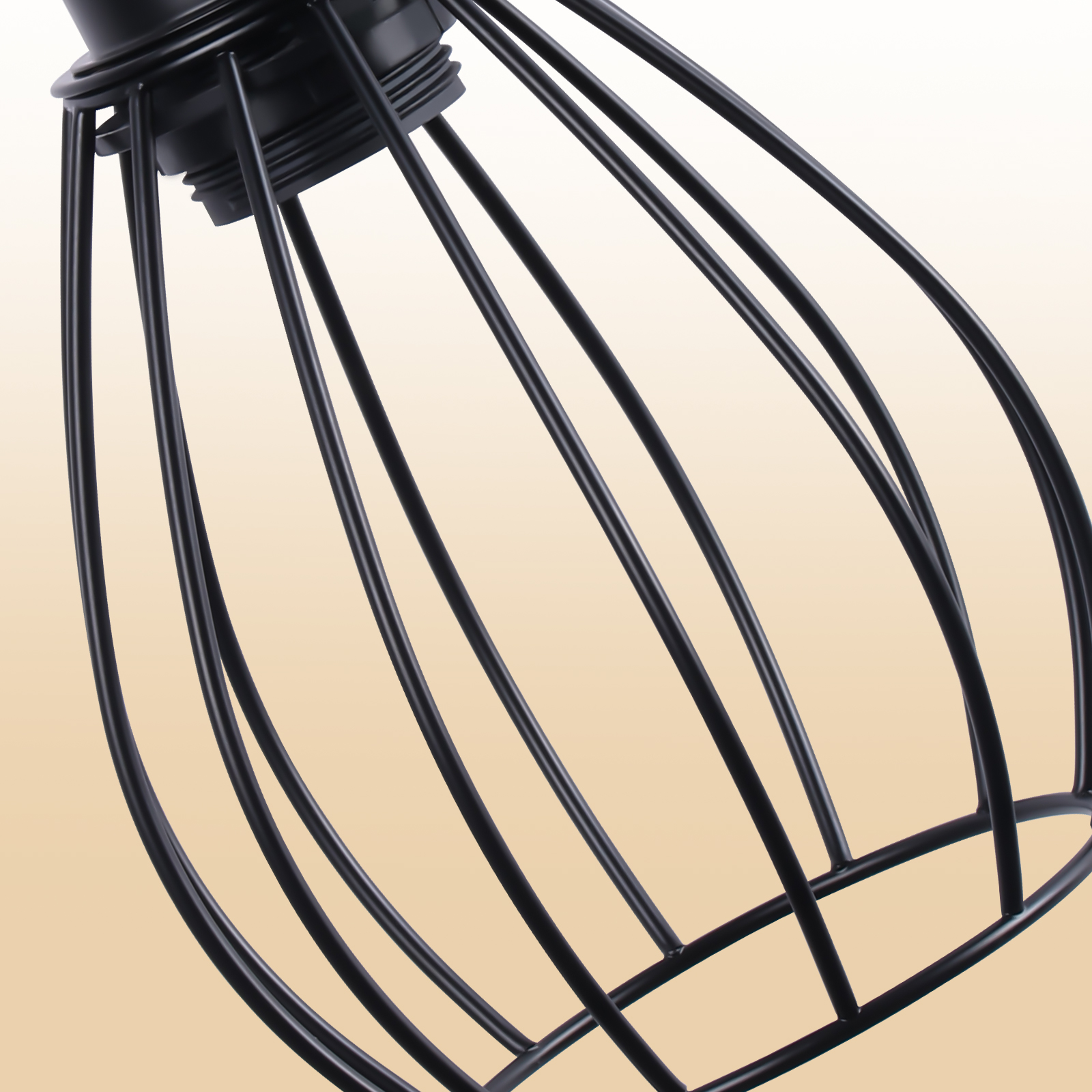 Primo piano di una gabbia per lampada in metallo nero, che mostra le linee curve e il collegamento superiore.