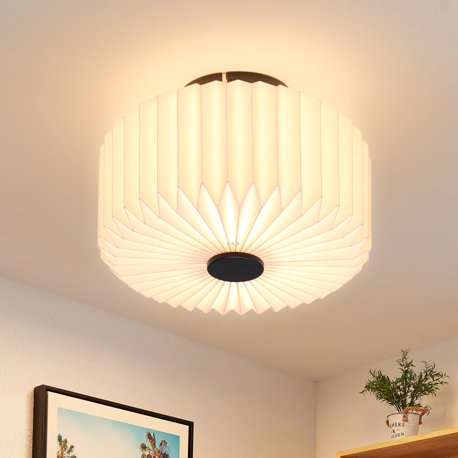 Una lámpara de techo con una pantalla similar al papel, que irradia luz en una habitación.