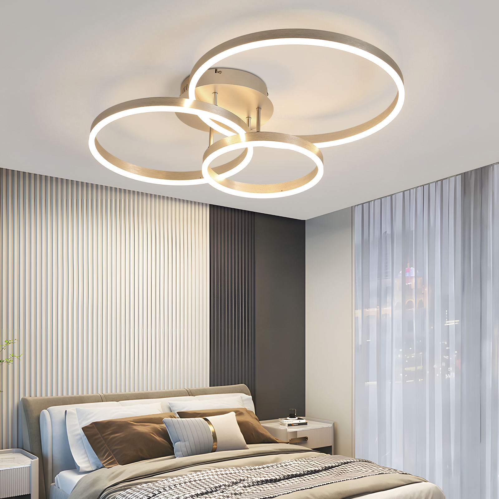 Lampa sufitowa z trzema okrągłymi światłami. Znajduje się w pokoju z łóżkiem i oknem.