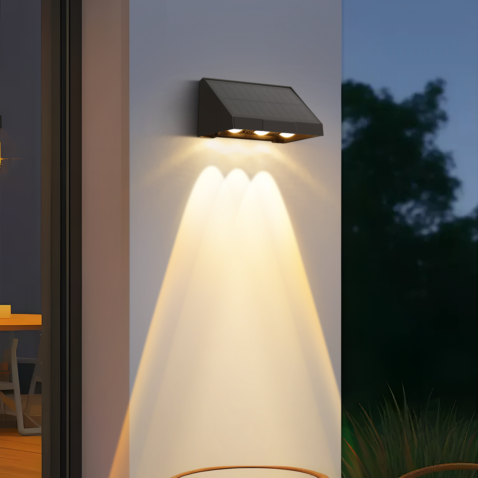 Zewnętrzna lampa ścienna oświetla ścianę. Światło świeci w dół, z wyraźnym widokiem na oprawę.