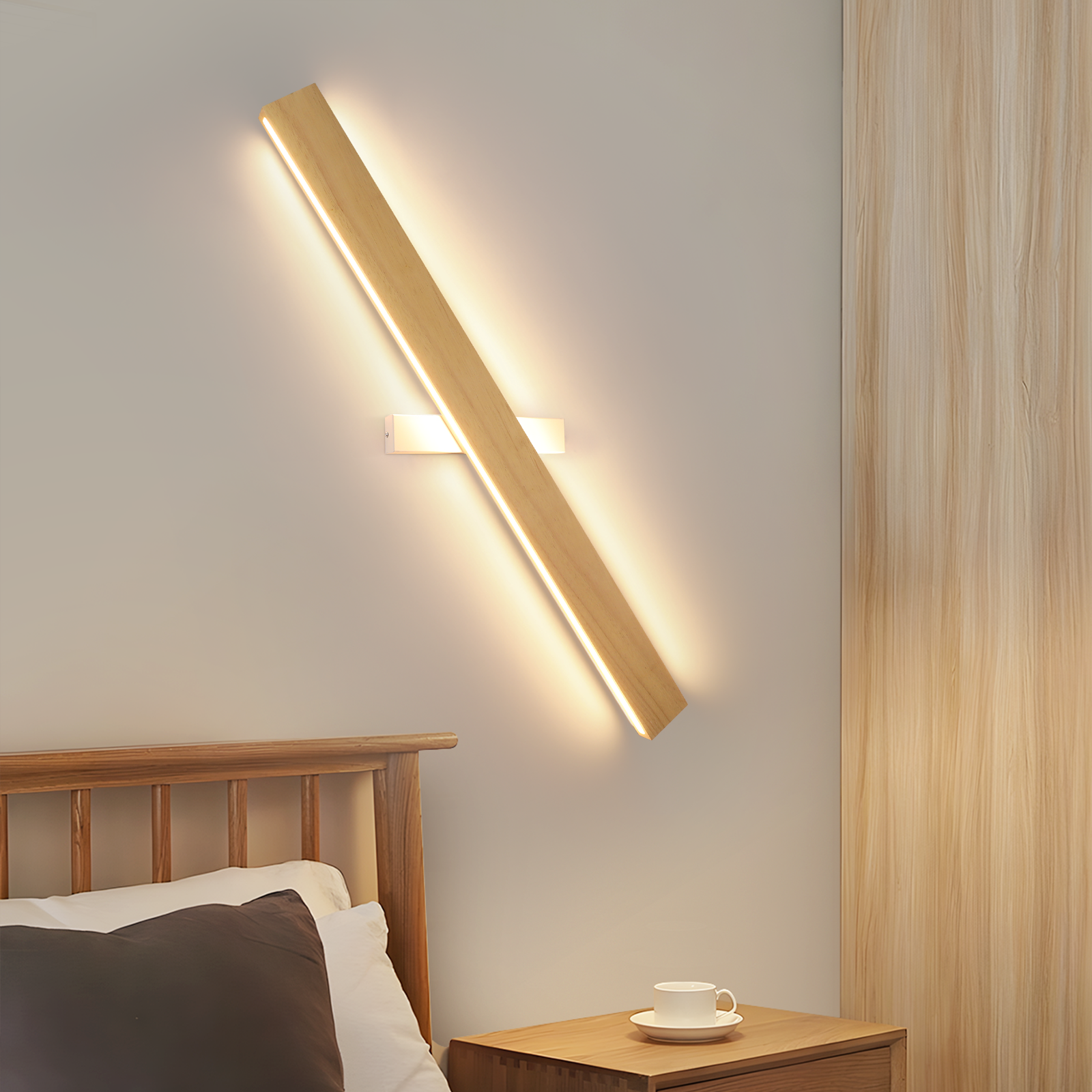 Lampada da parete in legno su un muro. La lampada è angolata e illuminata. Un letto e un comodino sono anche in vista.