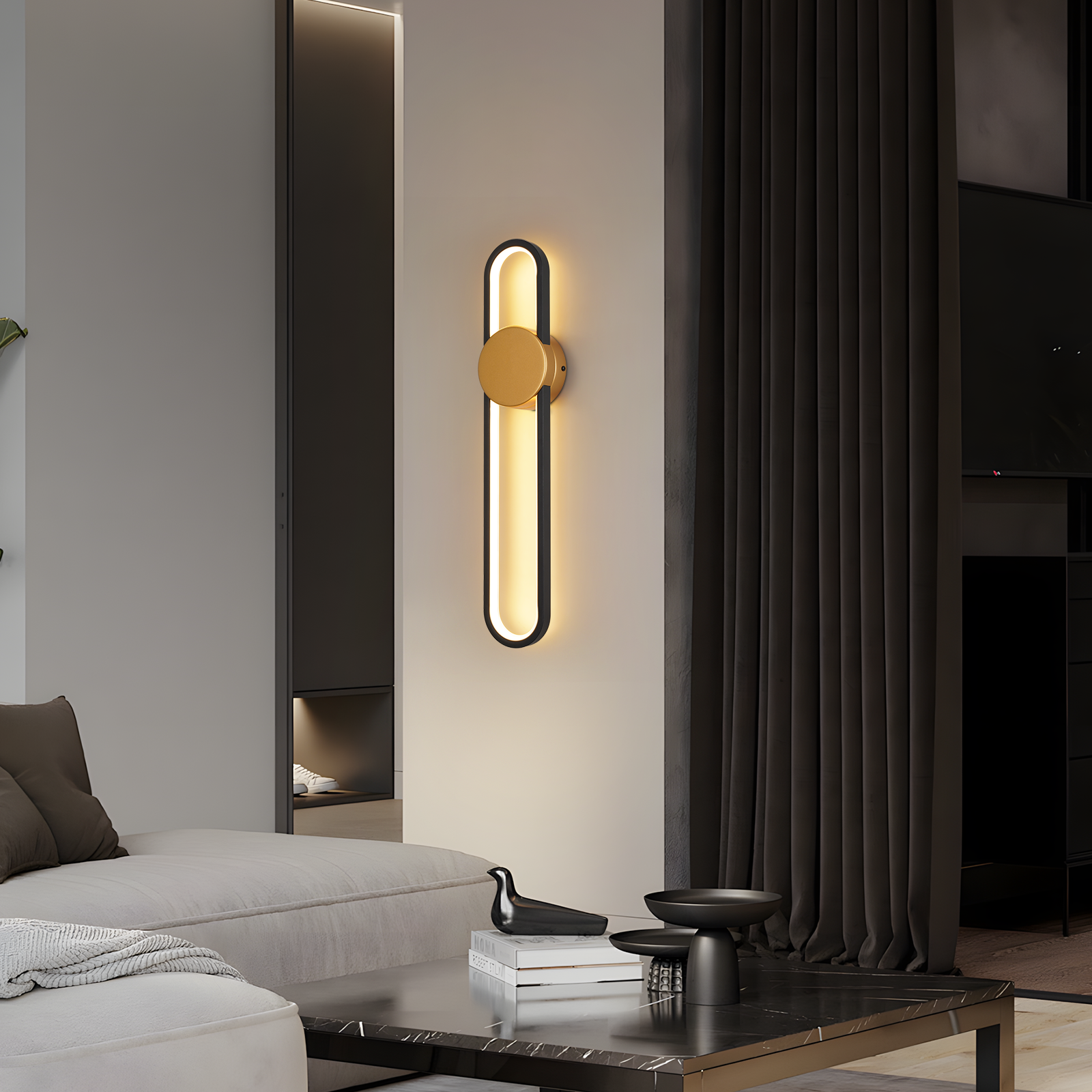 Lampa ścienna z czarną ramą i złotym okręgiem. Sofa, stół i dekoracja znajdują się na pierwszym planie.
