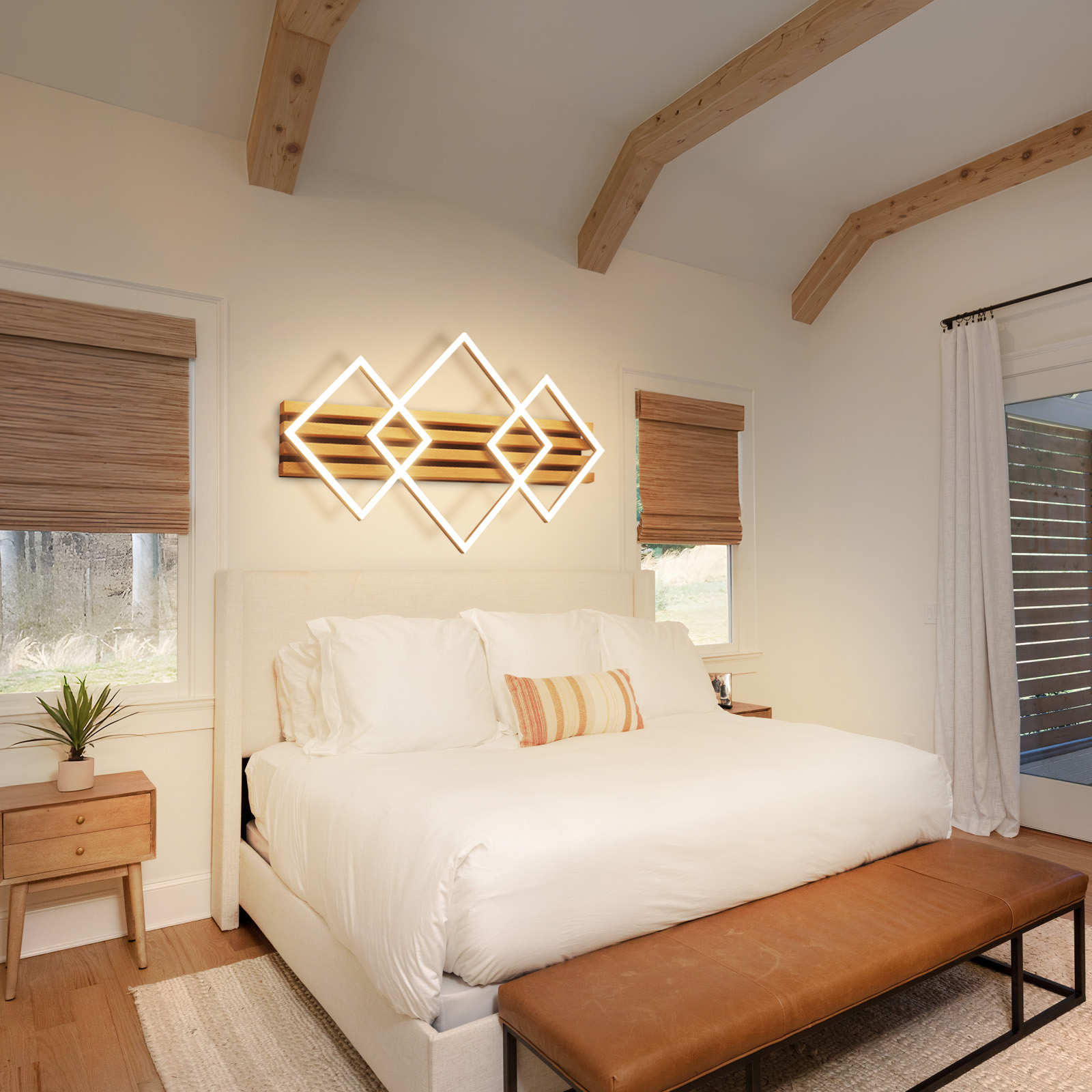 Ein Schlafzimmer mit großem Bett, dekorativer Wandleuchte und Holzakzenten.