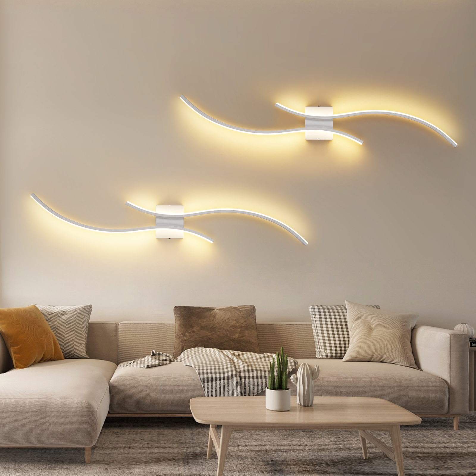 Dwie białe, faliste lampy ścienne świecą na beżowej ścianie. Poniżej znajduje się sofa i stół z dekoracjami.