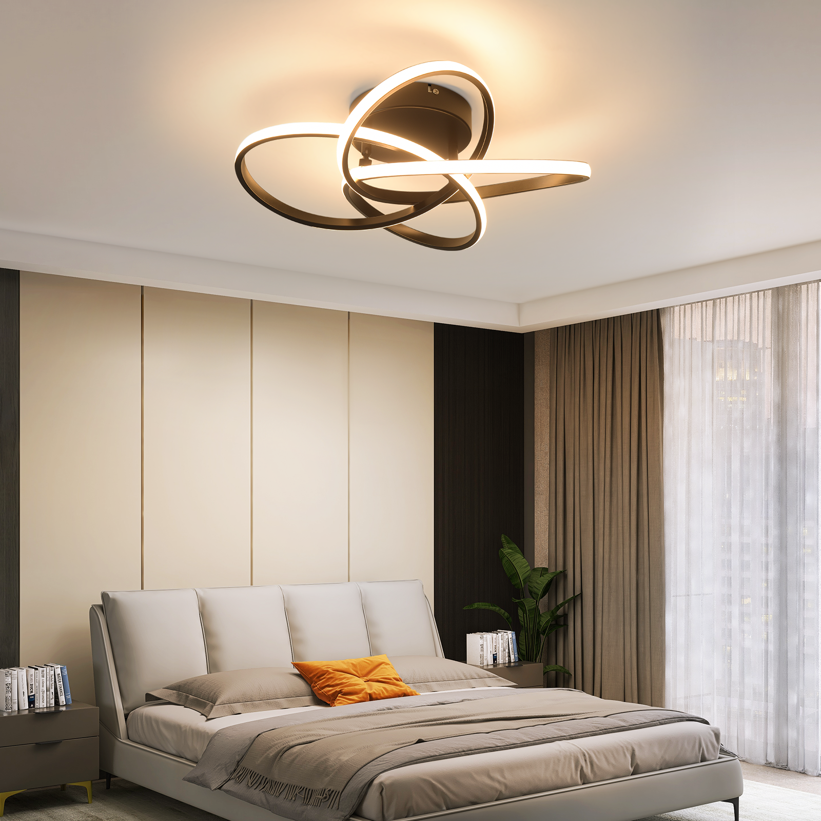 Sypialnia z lampą sufitową. Na pierwszym planie łóżko z pomarańczową poduszką, po prawej zasłona.