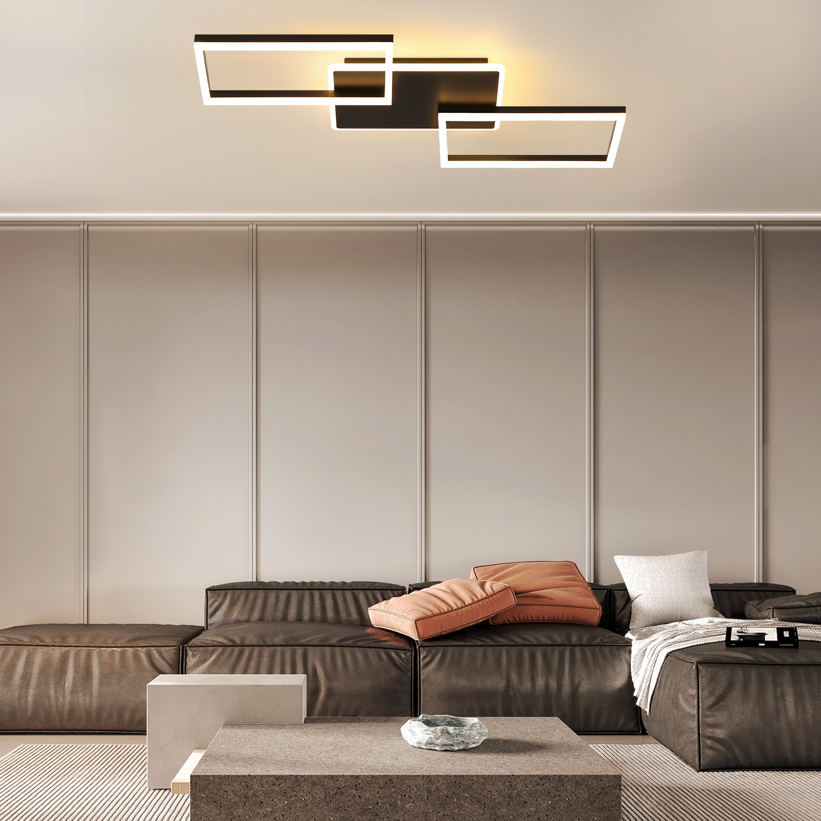 Modernes Wohnzimmer mit schwarzem Ledersofa, Couchtisch und geometrischer Deckenleuchte.
