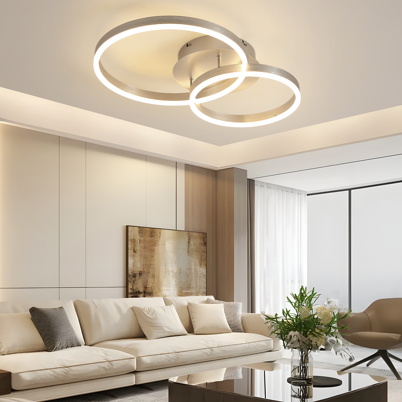 Nowoczesny salon z białą sofą, sztuką i lampą sufitową.