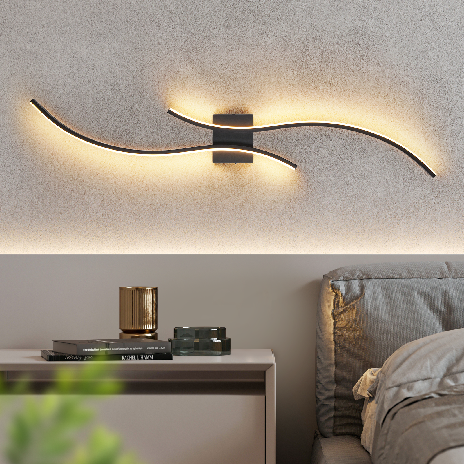 Una lampada da parete moderna con un design curvo, sopra un comodino e un letto in primo piano.