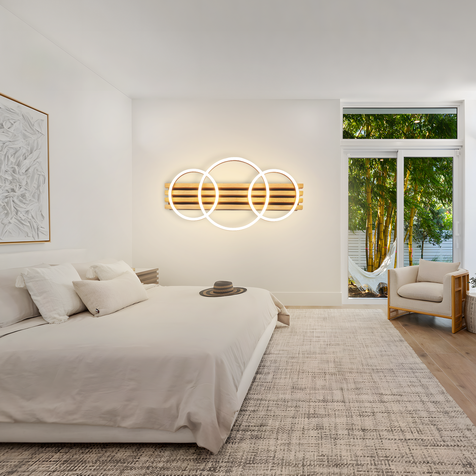 Un dormitorio con una cama, una lámpara y una vista al exterior.